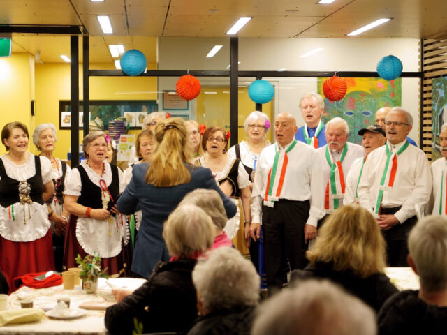italian choir gruppo culturale italiano performing at SNH winter solstice